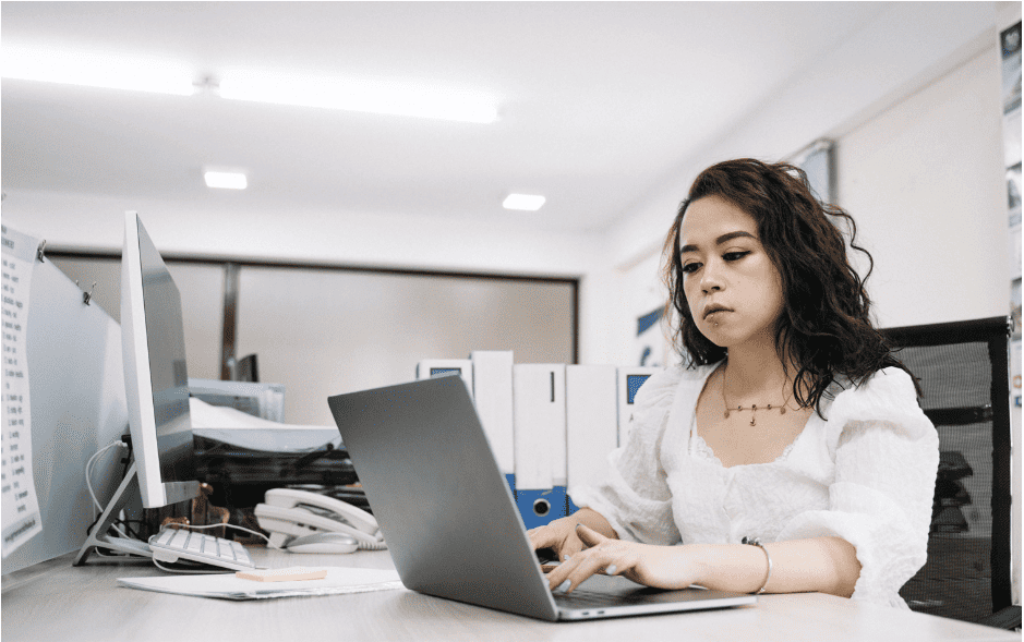 A developer uses her laptop and Zenserp for Google Scraping